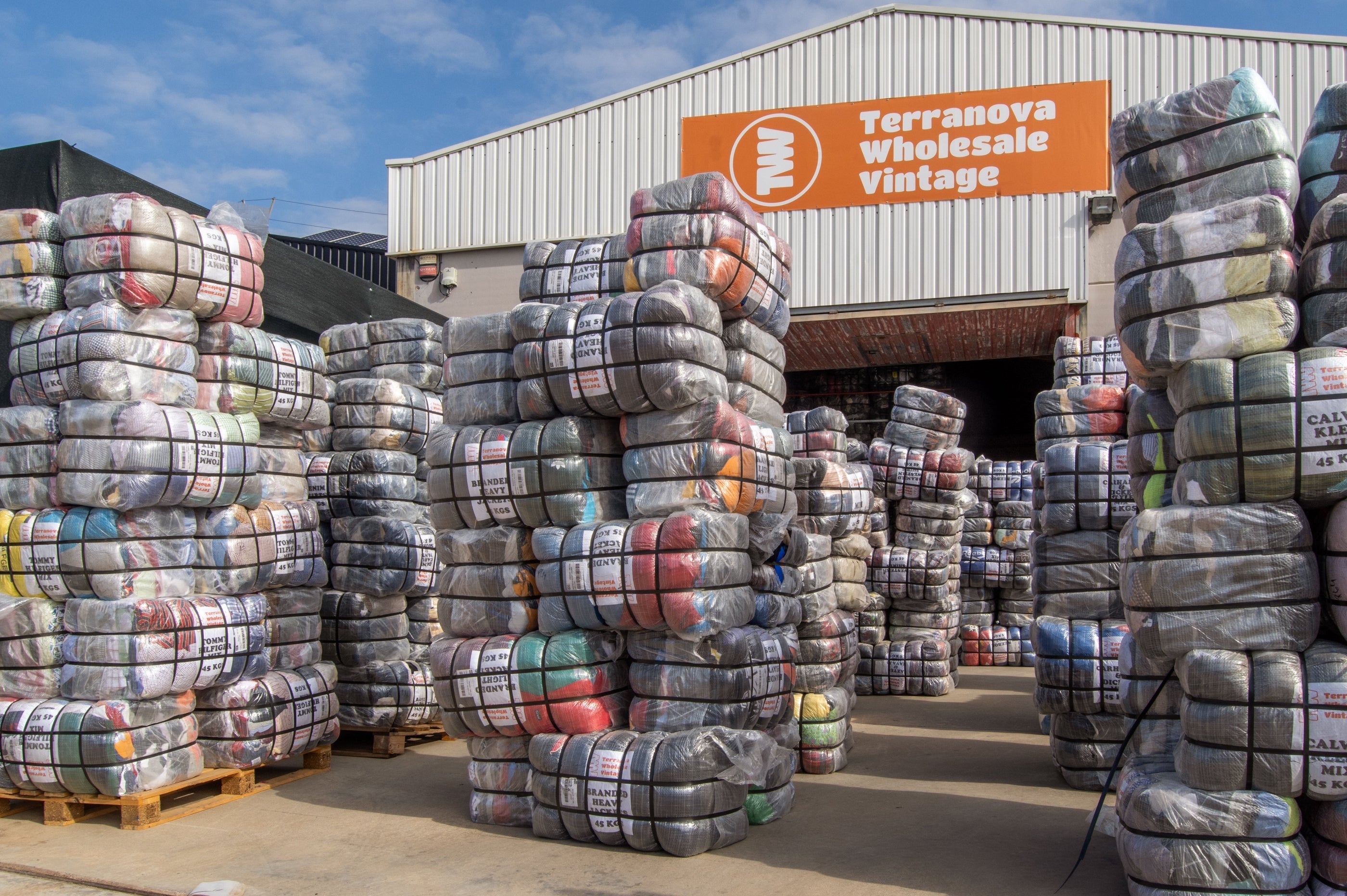 How to Choose the Best Wholesale Clothing Suppliers for Your Vintage Store or Vinted - 10 TIPS